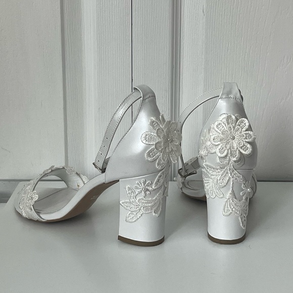 👰‍♀️Bridal Sandals - White Leather with Pearls and Lace, handmade in Eur… - Picture 4 of 12
